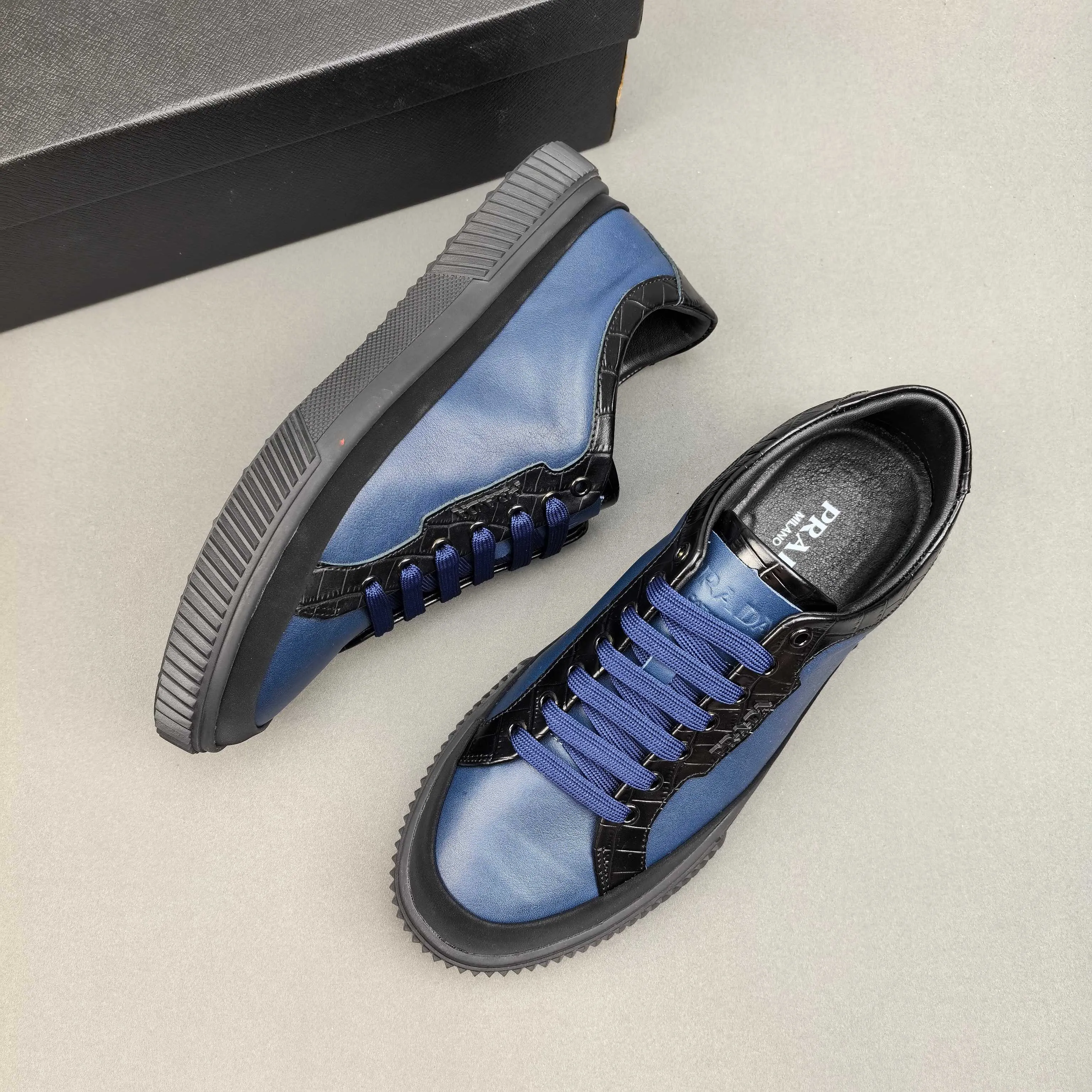 PP400👟👟👟Prada set off the audience! Prada, an international brand that is constantly innovating, this men's casual shoe, the original version, made of cowhide leather at a ratio of one to one at the store, with leather feet and rubber non-slip outsole, breathable and comfortable, quality speaks for itself👄38-44